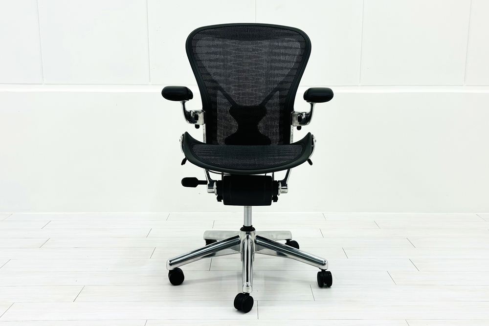 【ポリッシュ脚ピカピカ磨き有！】アーロンチェア 中古 Bサイズ フル装備 タキシードメッシュ ハーマンミラー 肘レバー アルミ脚 レザーアーム Herman Miller Aeron Chairの画像