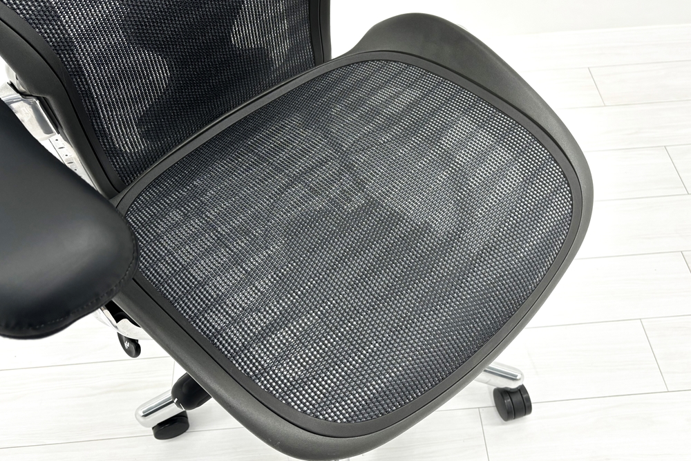 【ポリッシュ脚ピカピカ磨き有！】アーロンチェア 中古 Bサイズ フル装備 タキシードメッシュ ハーマンミラー 肘レバー アルミ脚 レザーアーム Herman Miller Aeron Chairの画像