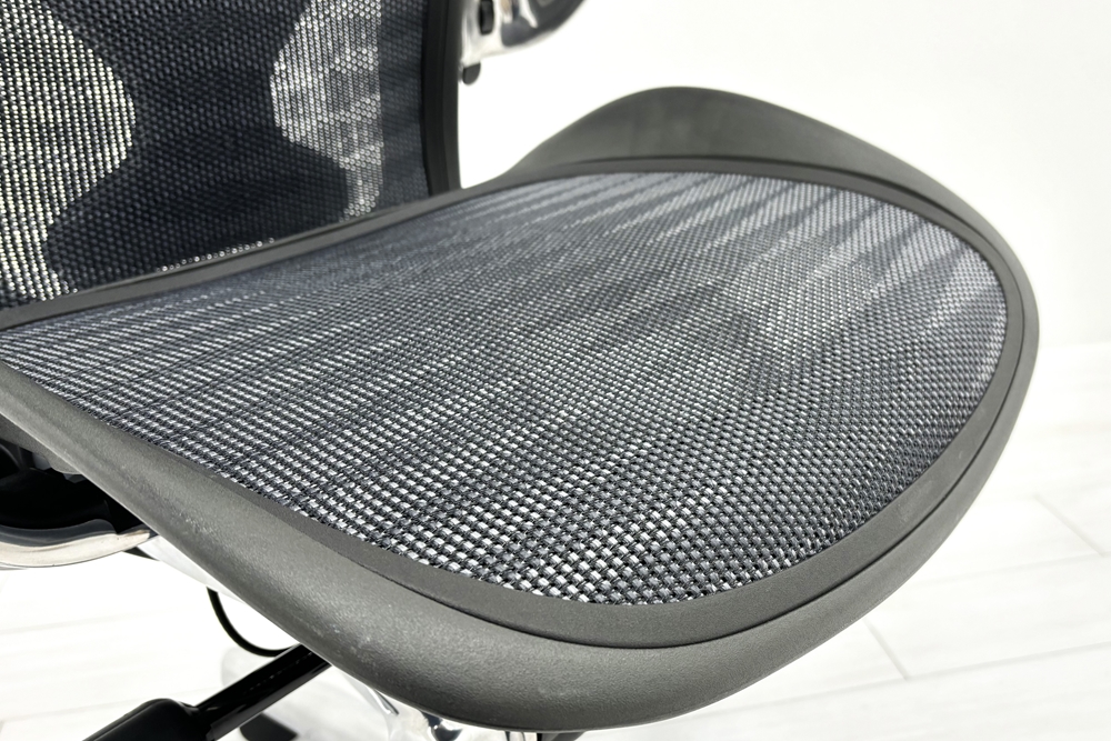 【ポリッシュ脚ピカピカ磨き有！】アーロンチェア 中古 Bサイズ フル装備 タキシードメッシュ ハーマンミラー 肘レバー アルミ脚 レザーアーム Herman Miller Aeron Chairの画像