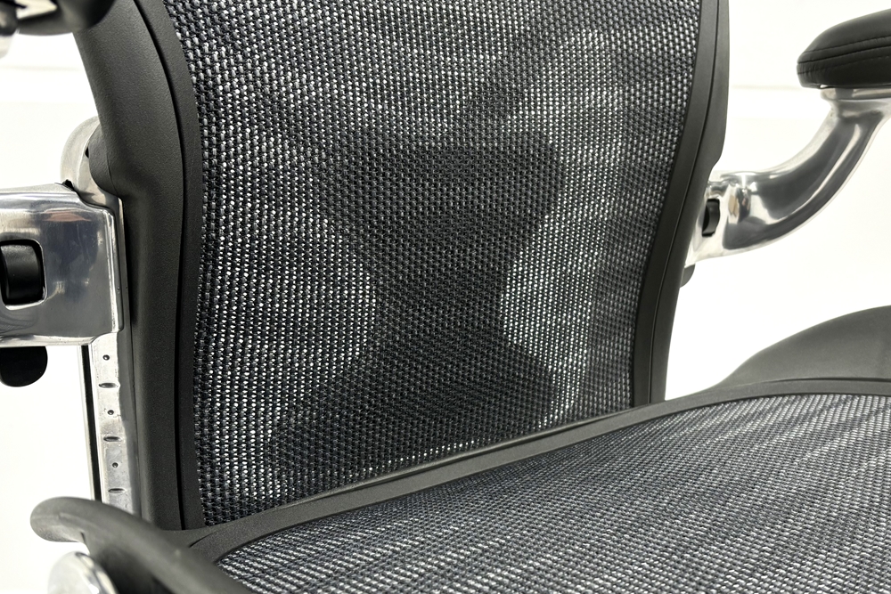 【ポリッシュ脚ピカピカ磨き有！】アーロンチェア 中古 Bサイズ フル装備 タキシードメッシュ ハーマンミラー 肘レバー アルミ脚 レザーアーム Herman Miller Aeron Chairの画像