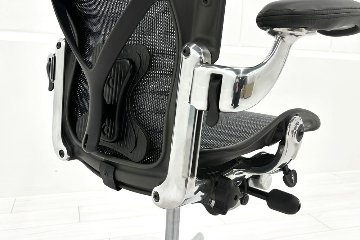 【ポリッシュ脚ピカピカ磨き有！】アーロンチェア 中古 Bサイズ フル装備 タキシードメッシュ ハーマンミラー 肘レバー アルミ脚 レザーアーム Herman Miller Aeron Chairの画像