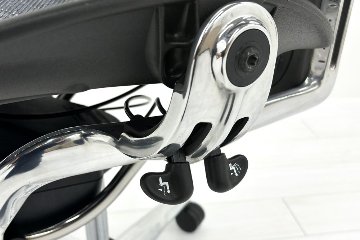 【ポリッシュ脚ピカピカ磨き有！】アーロンチェア 中古 Bサイズ フル装備 タキシードメッシュ ハーマンミラー 肘レバー アルミ脚 レザーアーム Herman Miller Aeron Chairの画像