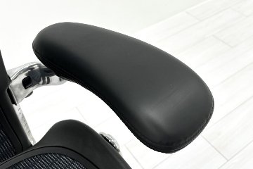 【ポリッシュ脚ピカピカ磨き有！】アーロンチェア 中古 Bサイズ フル装備 タキシードメッシュ ハーマンミラー 肘レバー アルミ脚 レザーアーム Herman Miller Aeron Chairの画像