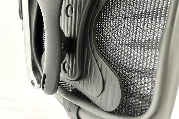 【ポリッシュ脚ピカピカ磨き有！】アーロンチェア 中古 Bサイズ フル装備 タキシードメッシュ ハーマンミラー 肘レバー アルミ脚 レザーアーム Herman Miller Aeron Chairの画像