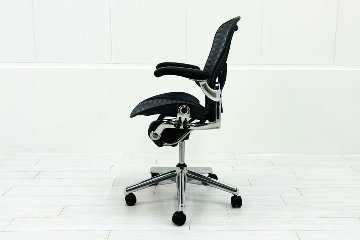 【ポリッシュ脚ピカピカ磨き有！】アーロンチェア 中古 Bサイズ フル装備 タキシードメッシュ ハーマンミラー 肘レバー アルミ脚 レザーアーム Herman Miller Aeron Chairの画像