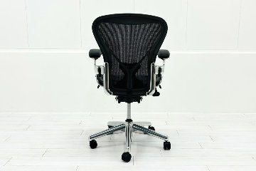 【ポリッシュ脚ピカピカ磨き有！】アーロンチェア 中古 Bサイズ フル装備 タキシードメッシュ ハーマンミラー 肘レバー アルミ脚 レザーアーム Herman Miller Aeron Chairの画像