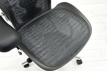 【ポリッシュ脚ピカピカ磨き有！】アーロンチェア 中古 Bサイズ フル装備 タキシードメッシュ ハーマンミラー 肘レバー アルミ脚 レザーアーム Herman Miller Aeron Chairの画像