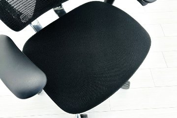 【ポリッシュ脚ピカピカ磨き有！】オカムラ コンテッサセコンダ Contessa seconda 2018年製 中古 高機能チェア 中古オフィス家具 ブラックの画像