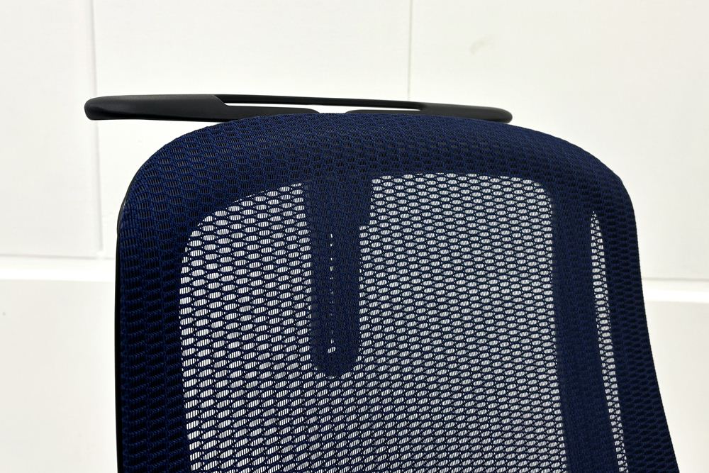 【ポリッシュ脚ピカピカ磨き有！】オカムラ シルフィーチェア 中古 2020年製 ハイバックメッシュ 可動肘 OKAMURA  Sylphy 中古オフィス家具 ミディアムブルーの画像