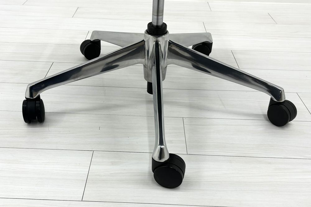 【ポリッシュ脚ピカピカ磨き有！】オカムラ シルフィーチェア 中古 2020年製 ハイバックメッシュ 可動肘 OKAMURA  Sylphy 中古オフィス家具 ミディアムブルーの画像