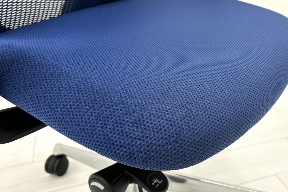 【ポリッシュ脚ピカピカ磨き有！】オカムラ シルフィーチェア 中古 2020年製 ハイバックメッシュ 可動肘 OKAMURA  Sylphy 中古オフィス家具 ミディアムブルーの画像