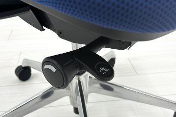 【ポリッシュ脚ピカピカ磨き有！】オカムラ シルフィーチェア 中古 2020年製 ハイバックメッシュ 可動肘 OKAMURA  Sylphy 中古オフィス家具 ミディアムブルーの画像
