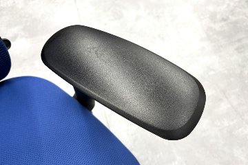 【ポリッシュ脚ピカピカ磨き有！】オカムラ シルフィーチェア 中古 2020年製 ハイバックメッシュ 可動肘  Sylphy 中古オフィス家具 ミディアムブルーの画像