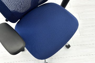 【ポリッシュ脚ピカピカ磨き有！】オカムラ シルフィーチェア 中古 2020年製 ハイバックメッシュ 可動肘 OKAMURA  Sylphy 中古オフィス家具 ミディアムブルーの画像