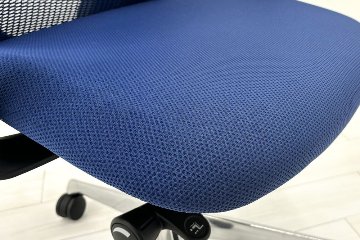 【ポリッシュ脚ピカピカ磨き有！】オカムラ シルフィーチェア 中古 2020年製 ハイバックメッシュ 可動肘 OKAMURA  Sylphy 中古オフィス家具 ミディアムブルーの画像