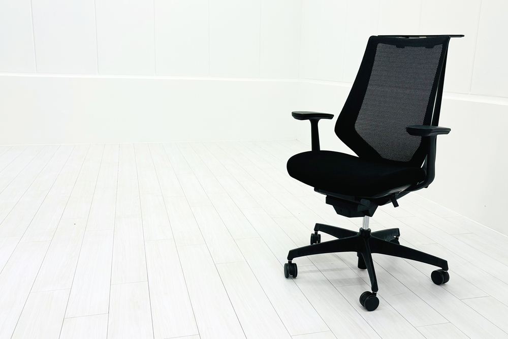 コクヨ デュオラチェア 中古 2017年製 KOKUYO Duora クッション 可動肘 中古オフィス家具 ブラックの画像