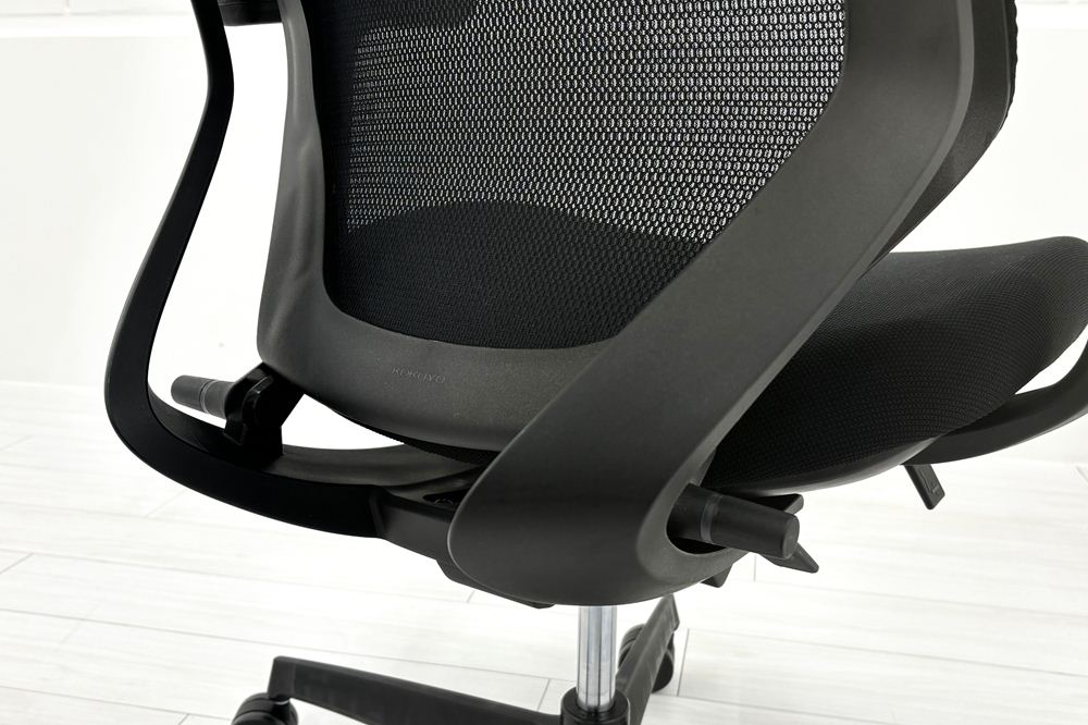 コクヨ デュオラチェア 中古 2017年製 KOKUYO Duora クッション 可動肘 中古オフィス家具 ブラックの画像
