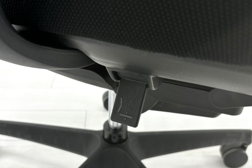 コクヨ デュオラチェア 中古 2017年製 KOKUYO Duora クッション 可動肘 中古オフィス家具 ブラックの画像