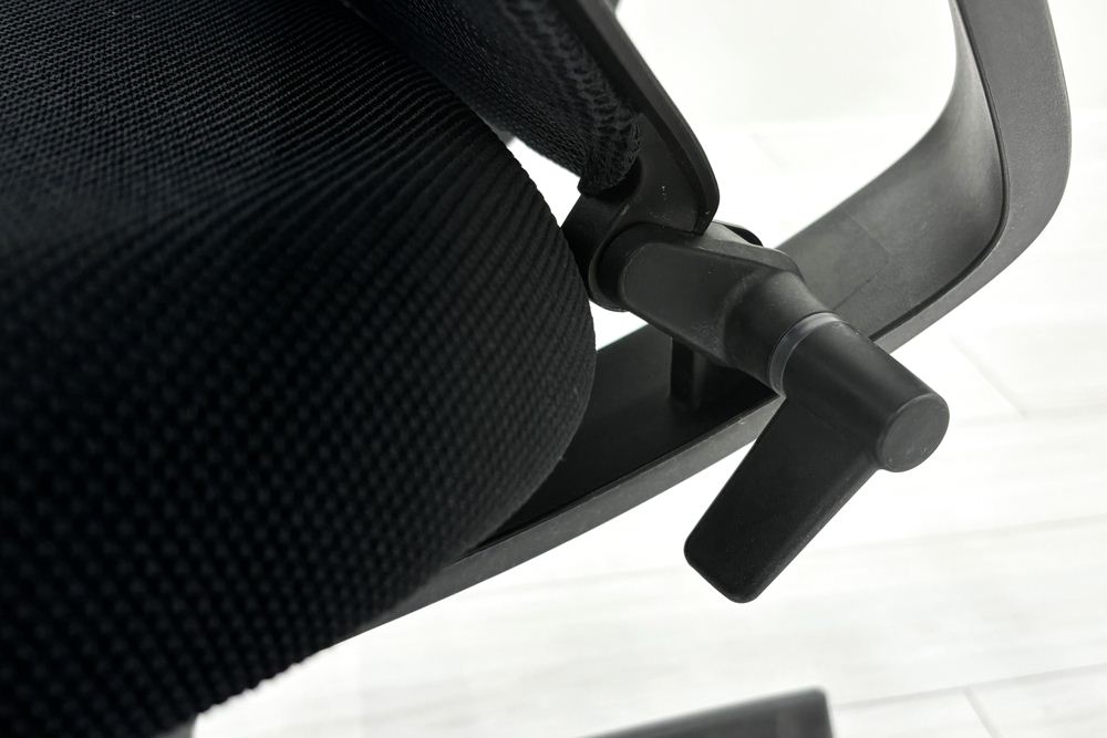 コクヨ デュオラチェア 中古 2017年製 KOKUYO Duora クッション 可動肘 中古オフィス家具 ブラックの画像