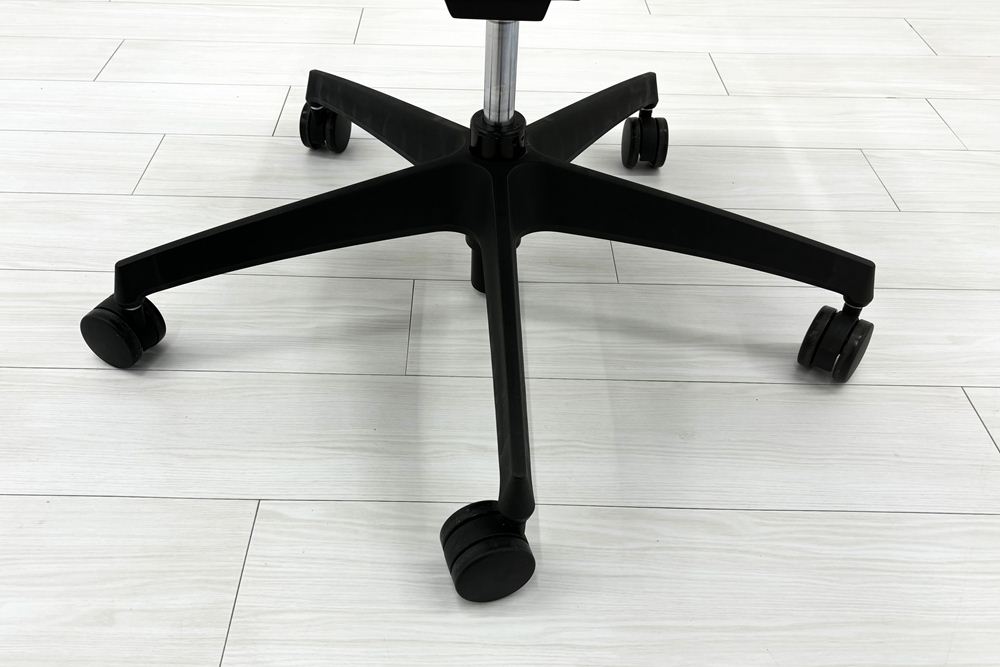 コクヨ デュオラチェア 中古 2017年製 KOKUYO Duora クッション 可動肘 中古オフィス家具 ブラックの画像