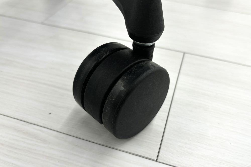 コクヨ デュオラチェア 中古 2017年製 KOKUYO Duora クッション 可動肘 中古オフィス家具 ブラックの画像