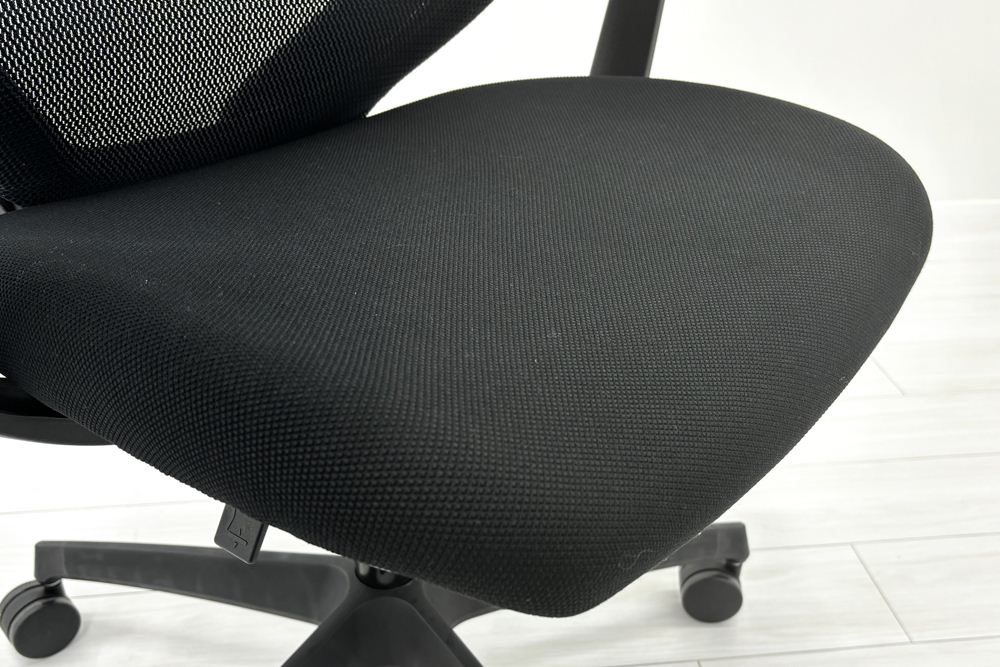 コクヨ デュオラチェア 中古 2017年製 KOKUYO Duora クッション 可動肘 中古オフィス家具 ブラックの画像