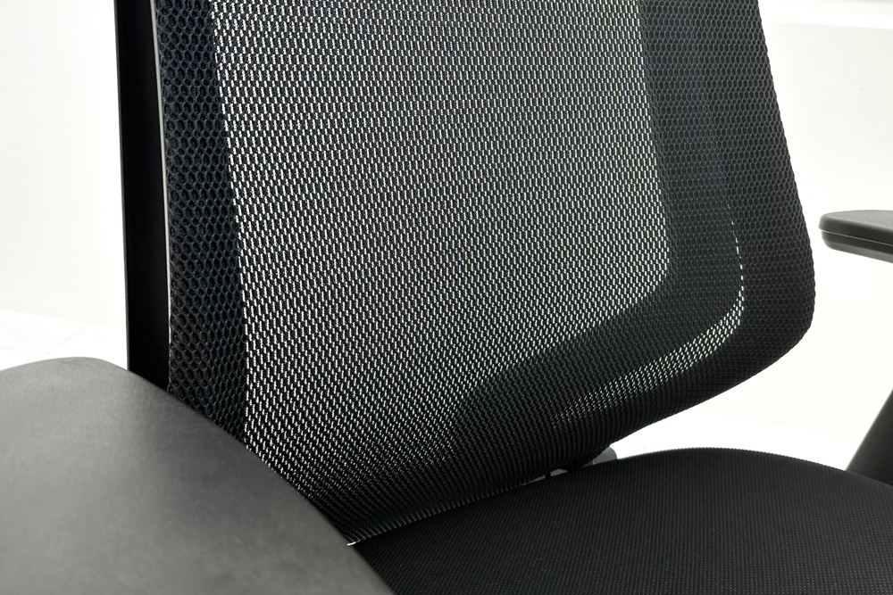 コクヨ デュオラチェア 中古 2017年製 KOKUYO Duora クッション 可動肘 中古オフィス家具 ブラックの画像