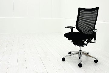 【ポリッシュ脚ピカピカ磨き有！】オカムラ バロンチェア 中古 Baron ブラック 可動肘 ハイバック ポリッシュフレーム 中古オフィス家具 座クッションの画像
