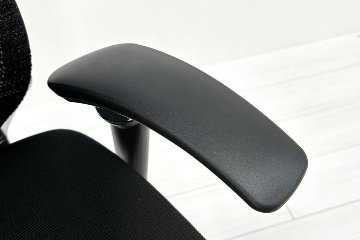 【ポリッシュ脚ピカピカ磨き有！】オカムラ バロンチェア 中古 Baron ブラック 可動肘 ハイバック ポリッシュフレーム 中古オフィス家具 座クッションの画像