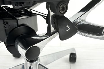 【ポリッシュ脚ピカピカ磨き有！】オカムラ バロンチェア 中古 Baron ブラック 可動肘 ハイバック ポリッシュフレーム 中古オフィス家具 座クッションの画像
