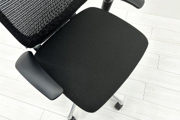 【ポリッシュ脚ピカピカ磨き有！】オカムラ バロンチェア 中古 Baron ブラック 可動肘 ハイバック ポリッシュフレーム 中古オフィス家具 座クッションの画像