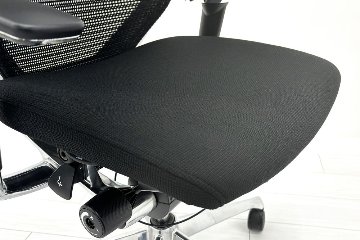 【ポリッシュ脚ピカピカ磨き有！】オカムラ バロンチェア 中古 Baron ブラック 可動肘 ハイバック ポリッシュフレーム 中古オフィス家具 座クッションの画像