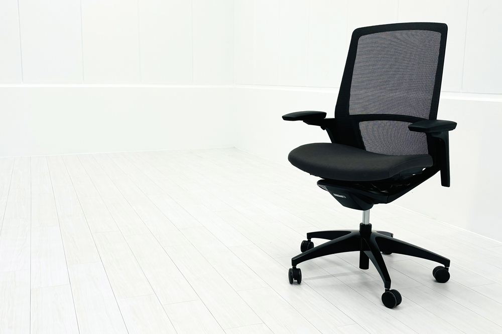 【難あり】オカムラ フィノラチェア 中古 2025年製 Finora メッシュ 中古オフィス家具 可動肘 C787MR F1H2 ミディアムグレーの画像