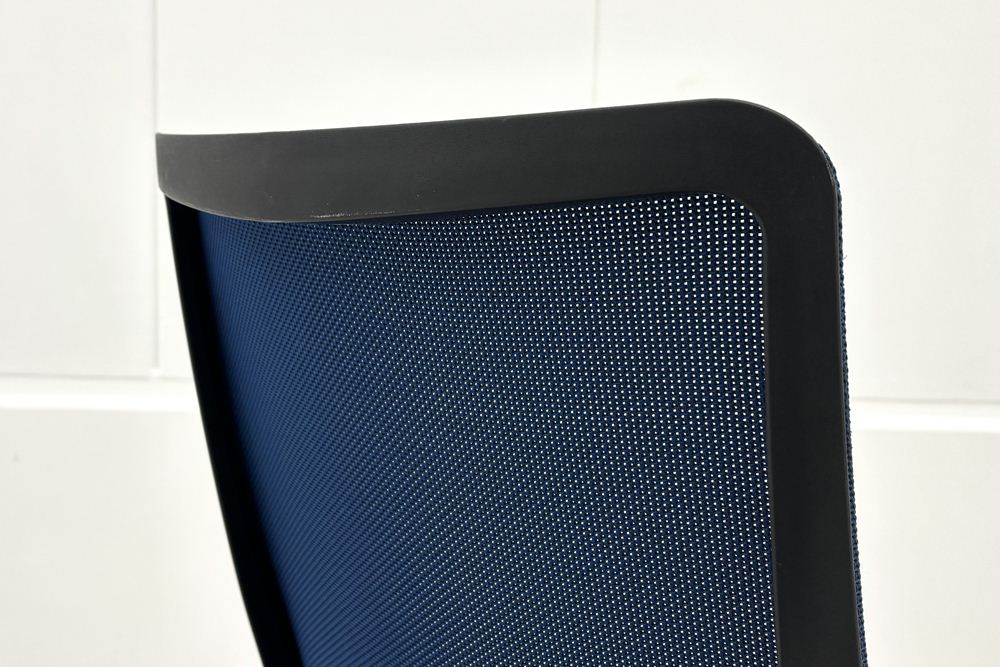 フルーエントチェア 2019年製 中古 オカムラ Fluent 中古オフィス家具 オフィスチェア クッション ハイバック 肘無 ミディアムブルーの画像