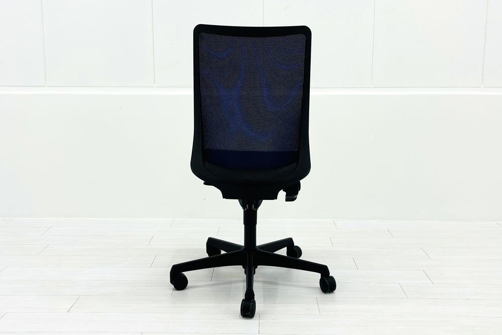 フルーエントチェア 2019年製 中古 オカムラ Fluent 中古オフィス家具 オフィスチェア クッション ハイバック 肘無 ミディアムブルーの画像