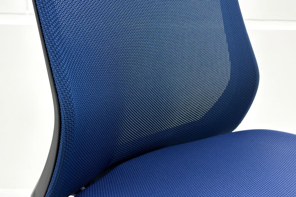 フルーエントチェア 2019年製 中古 オカムラ Fluent 中古オフィス家具 オフィスチェア クッション ハイバック 肘無 ミディアムブルーの画像