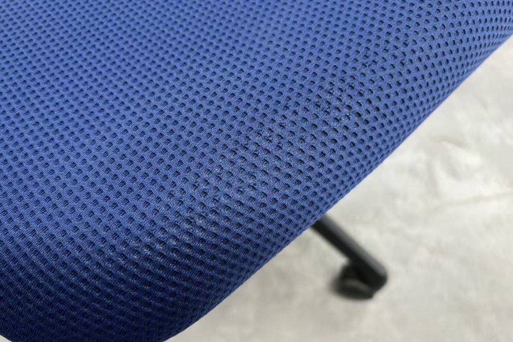 フルーエントチェア 2019年製 中古 オカムラ Fluent 中古オフィス家具 オフィスチェア クッション ハイバック 肘無 ミディアムブルーの画像