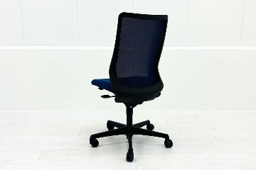 フルーエントチェア 2019年製 中古 オカムラ Fluent 中古オフィス家具 オフィスチェア クッション ハイバック 肘無 ミディアムブルーの画像