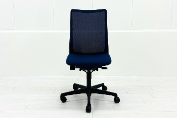 フルーエントチェア 2019年製 中古 オカムラ Fluent 中古オフィス家具 オフィスチェア クッション ハイバック 肘無 ミディアムブルーの画像