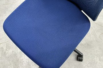 フルーエントチェア 2019年製 中古 オカムラ Fluent 中古オフィス家具 オフィスチェア クッション ハイバック 肘無 ミディアムブルーの画像