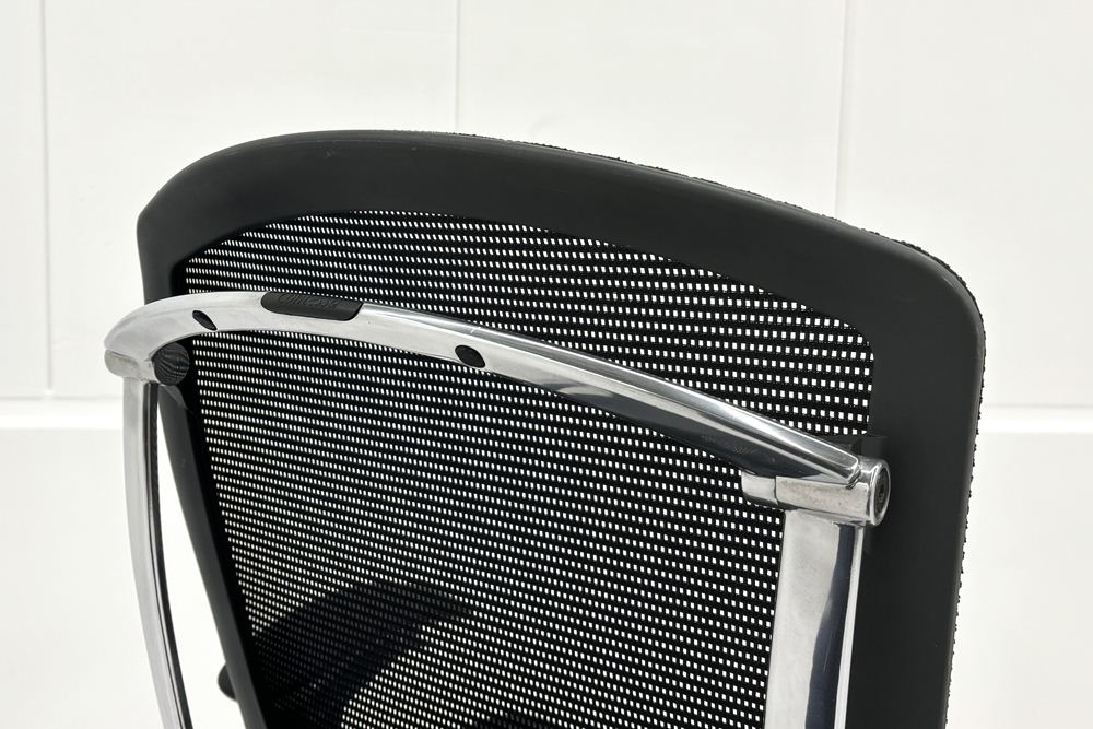 【ポリッシュ脚ピカピカ磨き有！】肘パッド新品交換 コンテッサチェア 中古 オカムラ Contessa 可動肘 中古オフィス家具 ブラック の画像