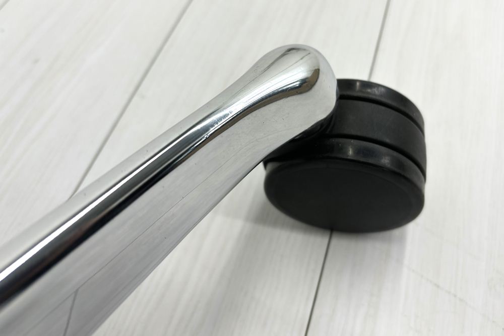 【ポリッシュ脚ピカピカ磨き有！】肘パッド新品交換 コンテッサチェア 中古 オカムラ Contessa 可動肘 中古オフィス家具 ブラック の画像