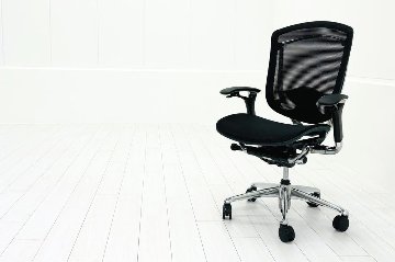 【ポリッシュ脚ピカピカ磨き有！】肘パッド新品交換 コンテッサチェア 中古 オカムラ Contessa 可動肘 中古オフィス家具 ブラック の画像