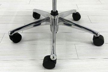 【ポリッシュ脚ピカピカ磨き有！】肘パッド新品交換 コンテッサチェア 中古 オカムラ Contessa 可動肘 中古オフィス家具 ブラック の画像