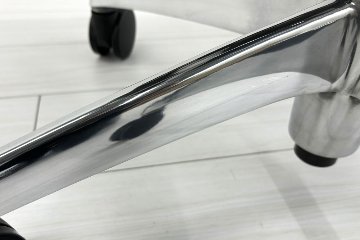 【ポリッシュ脚ピカピカ磨き有！】肘パッド新品交換 コンテッサチェア 中古 オカムラ Contessa 可動肘 中古オフィス家具 ブラック の画像