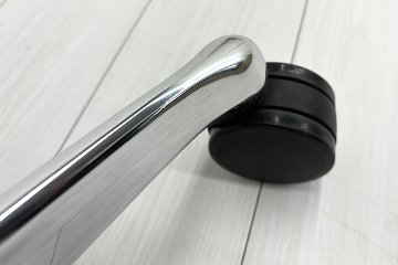 【ポリッシュ脚ピカピカ磨き有！】肘パッド新品交換 コンテッサチェア 中古 オカムラ Contessa 可動肘 中古オフィス家具 ブラック の画像