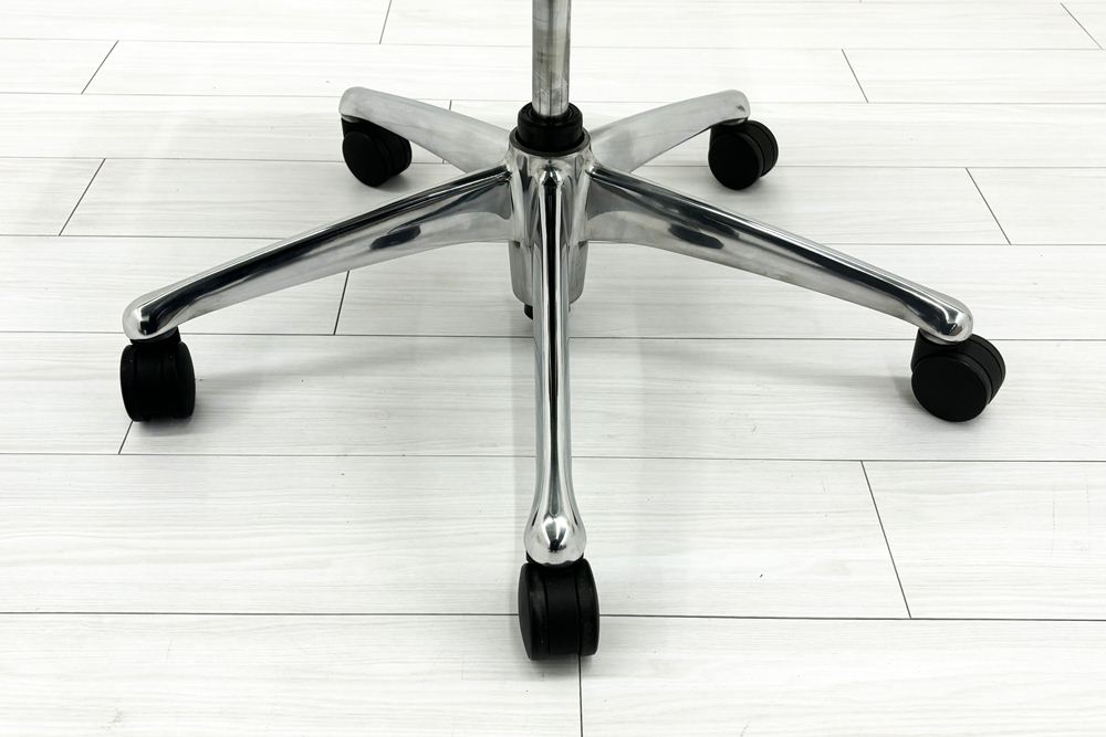 【ポリッシュ脚ピカピカ磨き有！】オカムラ ゼファーチェア 中古 中古オフィス家具 Zephyr 座クッション 背メッシュ 可動肘 グリーンの画像