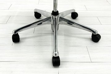 【ポリッシュ脚ピカピカ磨き有！】オカムラ ゼファーチェア 中古 中古オフィス家具 Zephyr 座クッション 背メッシュ 可動肘 グリーンの画像