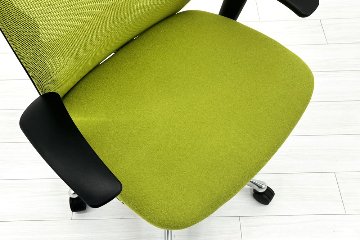 【ポリッシュ脚ピカピカ磨き有！】オカムラ ゼファーチェア 中古 中古オフィス家具 Zephyr 座クッション 背メッシュ 可動肘 グリーンの画像