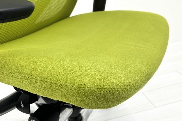 【ポリッシュ脚ピカピカ磨き有！】オカムラ ゼファーチェア 中古 中古オフィス家具 Zephyr 座クッション 背メッシュ 可動肘 グリーンの画像